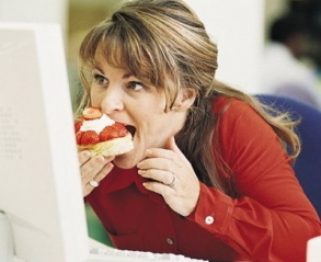 stressed_woman_eating_at_computer_350x268