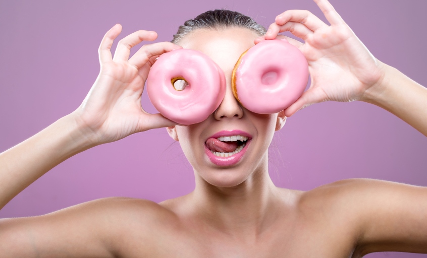 Beautiful woman with donuts, his two eyes are pink  donut