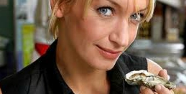 woman eating oyster3