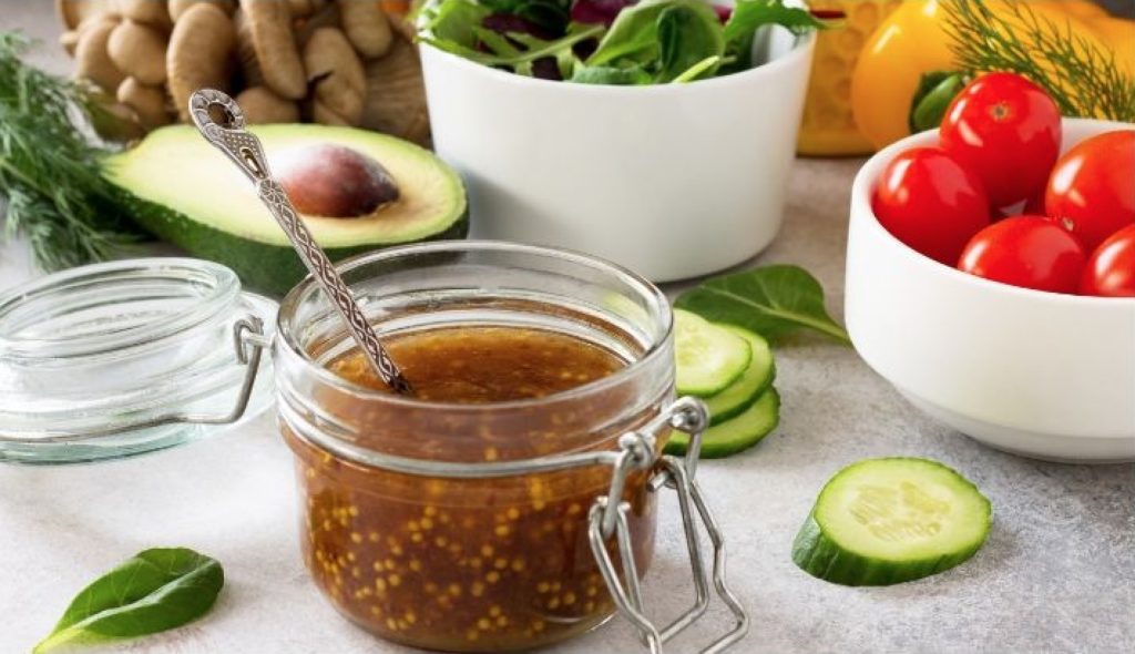 How to make a healthy salad dressing